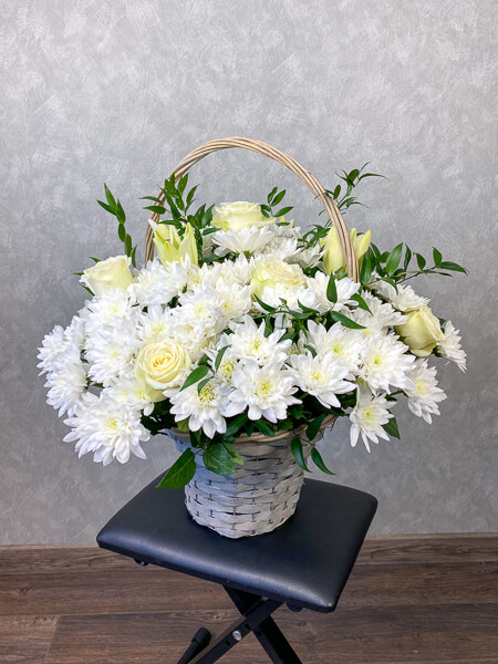 Lillekorv rooside, krüsanteemide ja liiliatega