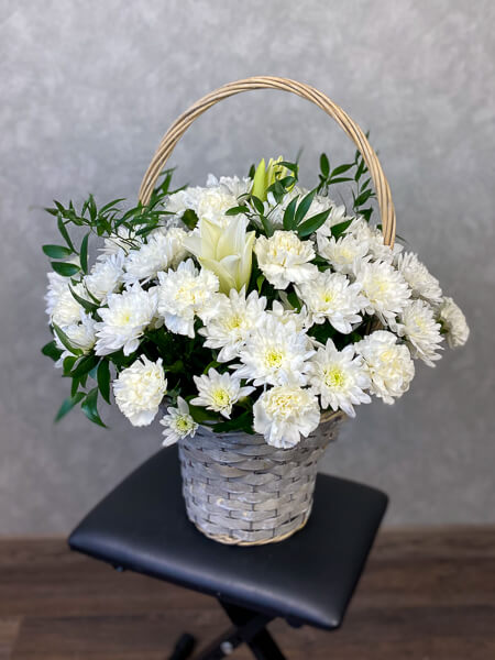 Lillekorv nelkide, krüsanteemide ja liiliatega