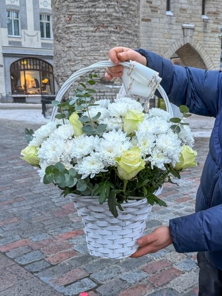 Matusekorv valgetes toonides